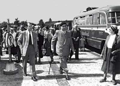 Ernst Reuter mit Baskenmütze und Stock auf einer Stadtrundfahrt durch West-Berlin am 9. August 1953.