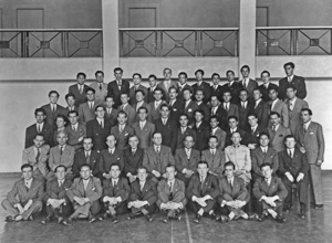 Ernst Reuter im Kreis seiner Studenten in Ankara, um 1938.