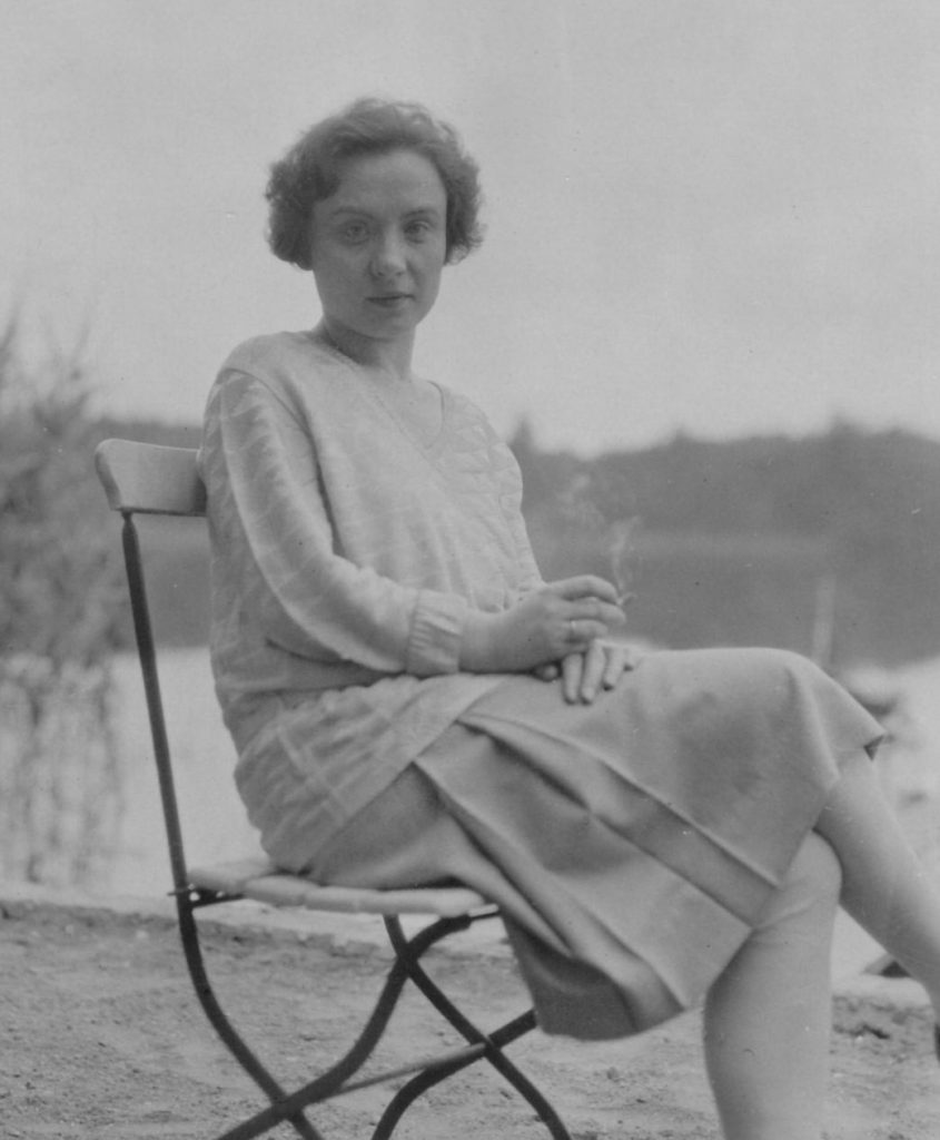 Hanna Reuter, 1927. Auf einem Stuhl sitzend.