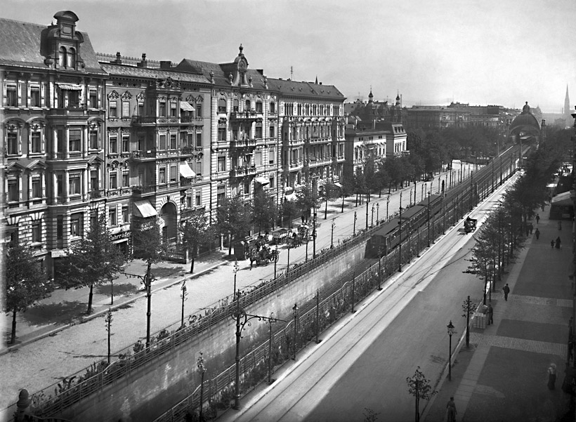 Übergang von der Hochbahnstrecke zur Untergrundbahn in der Kleiststraße, 1904.